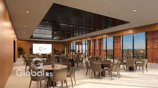 Vista interna de um espaço amplo com mesas de jantar e grandes janelas.