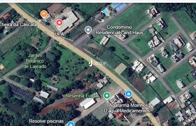 Vista aérea de uma área residencial em Lajeado, Brasil, mostrando ruas e propriedades.