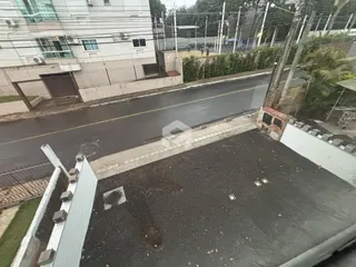 Vista da fachada de uma propriedade em Lajeado, Brasil, mostrando a rua e o quintal.