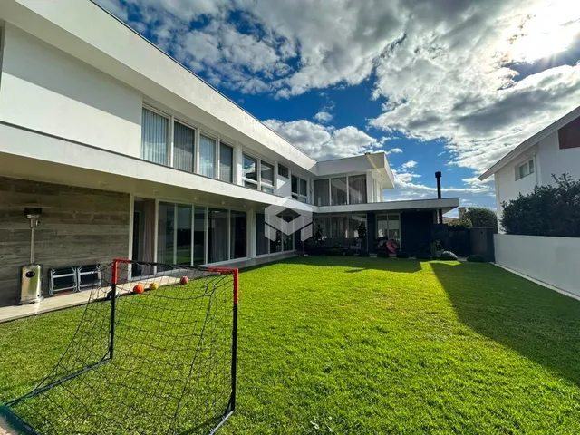 Fachada de uma residência com gramado verde.