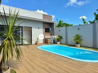 Foto da fachada de uma casa com piscina em Lajeado.