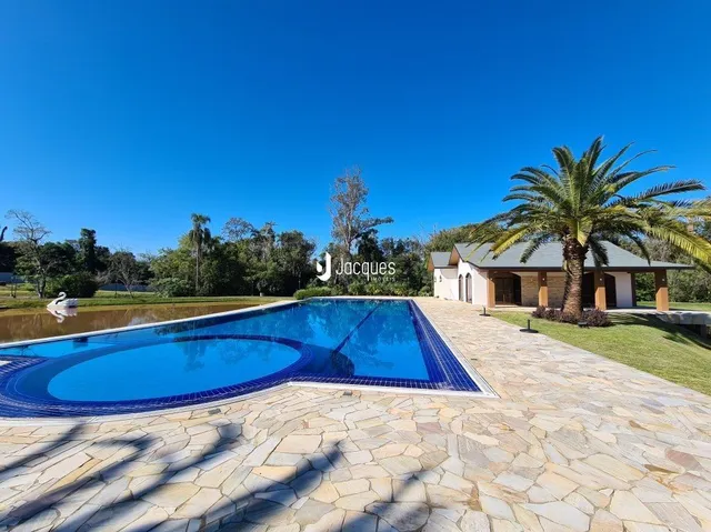 Foto da piscina e área externa de uma propriedade em Lajeado.