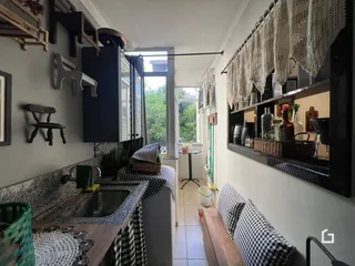 Interior de uma cozinha com armários escuros e janela em Lajeado, Brasil.