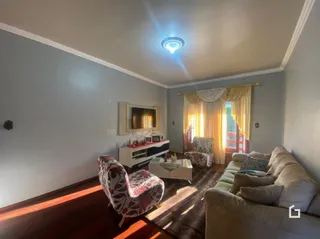 Sala de estar com sofá e decoração de parede.