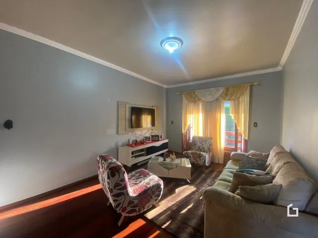 Sala de estar com sofá e decoração de parede.