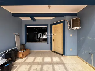 Sala de estar com paredes azuis e piso de cerâmica.