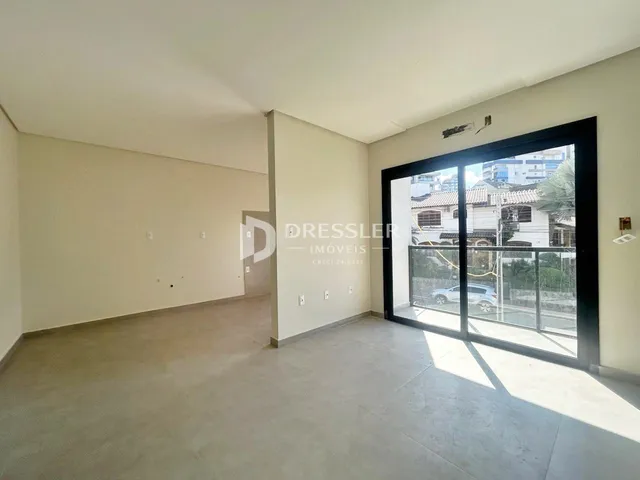Espaço interno de uma residência com piso de concreto em Lajeado.