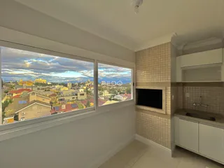 A sala de estar possui uma grande janela com vista para a paisagem da cidade.