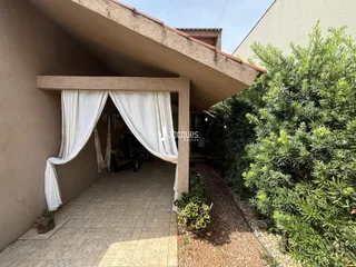 Vista da fachada de uma residência em Lajeado, Brasil, com área externa e vegetação.