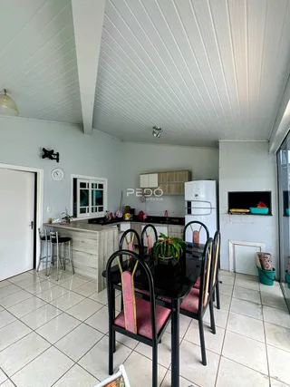 Área de jantar com cozinha visível em Lajeado.