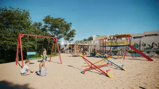 Uma área de lazer externa com playground e grama em uma propriedade.