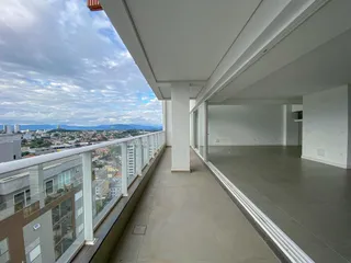 Varanda com vista panorâmica da paisagem urbana de Lajeado.