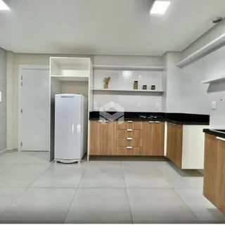 Cozinha com armários de madeira e piso cerâmico claro.