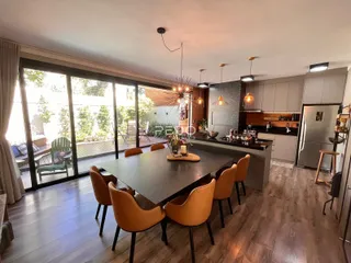 Sala de jantar com vista para o exterior em uma residência no Brasil.