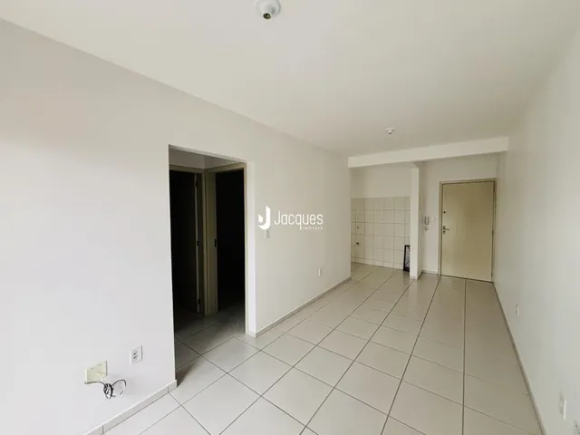 Hall de entrada com piso de cerâmica claro.