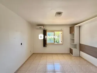 Uma sala de estar clara com piso de cerâmica e janela.