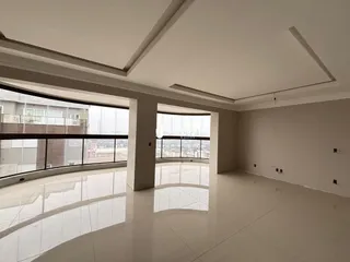 Sala ampla com grandes janelas que oferecem uma vista panorâmica.