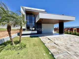 A fachada moderna de uma casa em Lajeado, Brasil, com jardim e área pavimentada.
