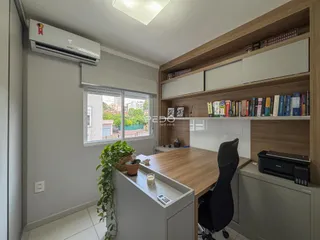 Ambiente interno com janela e estantes de madeira em um imóvel no Brasil.