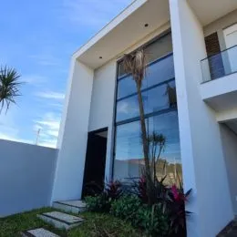 Fachada moderna de uma residência com grandes janelas de vidro em Lajeado.