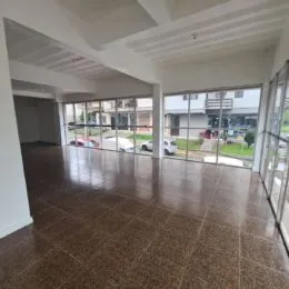 Vista interna de um ambiente com piso de cerâmica polida.