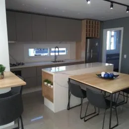 Cozinha moderna com armários e bancada em um apartamento em Lajeado.