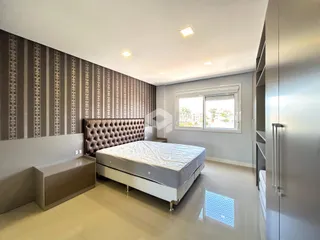 Quarto com cama grande e armário no interior da residência.