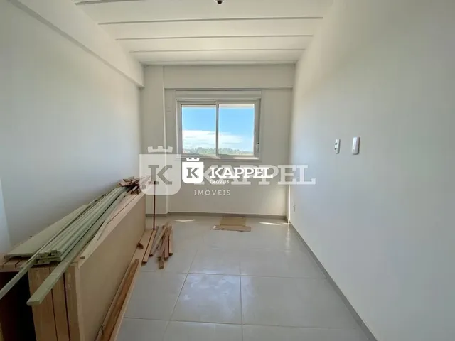 Corredor interno com janela que oferece uma vista externa.