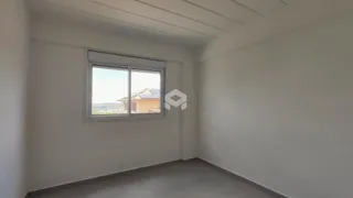 Ambiente interno de uma sala com janela.