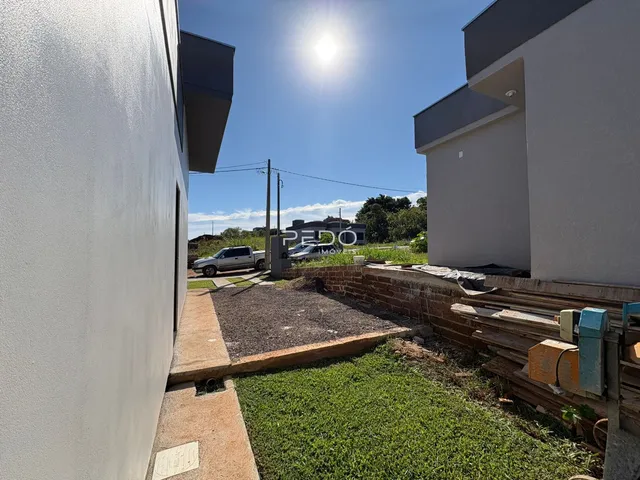 Vista da fachada de uma residência em Lajeado, Brasil, com jardim e vizinhança.