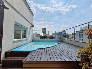 Vista de uma piscina e deck de madeira em Lajeado.
