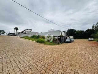 Vista da rua de paralelepípedos em frente a uma propriedade em Lajeado.