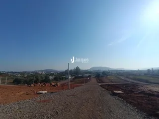 Paisagem de terra e vegetação em uma área de Lajeado, Brasil.