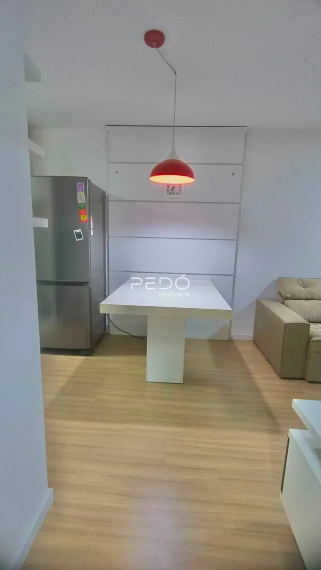 Sala de estar com piso de madeira clara e móveis modernos.