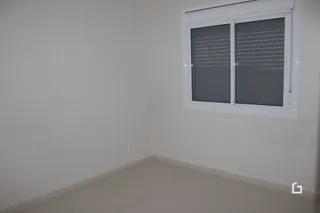 Foto de uma parede branca com uma janela em um imóvel.