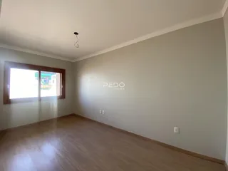 Sala de estar com piso de madeira e janela.
