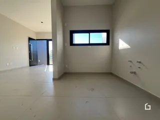 Interior de um corredor com paredes brancas e piso claro.