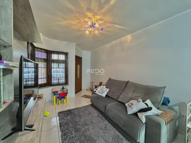 Sala de estar com sofá e janela em um imóvel no Brasil.