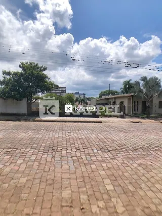 Vista externa de uma propriedade em Lajeado, Brasil, com um pátio pavimentado de tijolos.