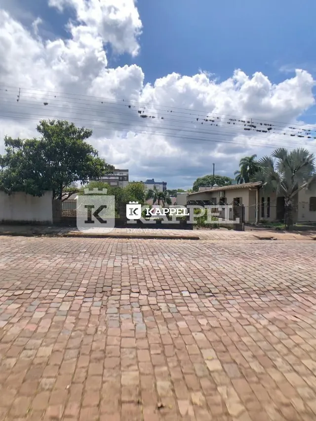 Vista externa de uma propriedade em Lajeado, Brasil, com um pátio pavimentado de tijolos.