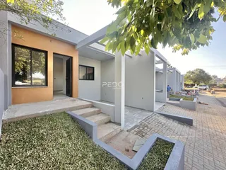 Fachada de uma residência em Lajeado, Brasil, com jardim frontal.