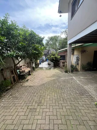Vista externa do pátio pavimentado de uma residência em Lajeado.