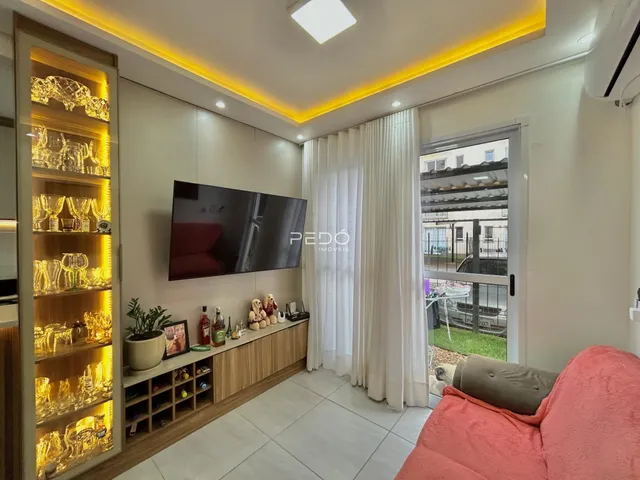 Sala de estar moderna com decoração de madeira e iluminação em LED.