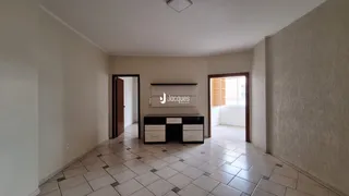 Interior de um ambiente com piso de cerâmica e paredes claras.