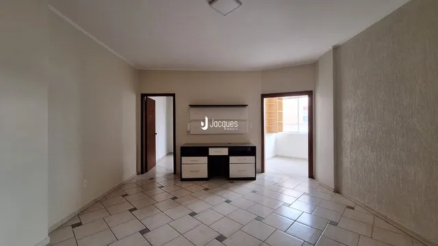Interior de um ambiente com piso de cerâmica e paredes claras.