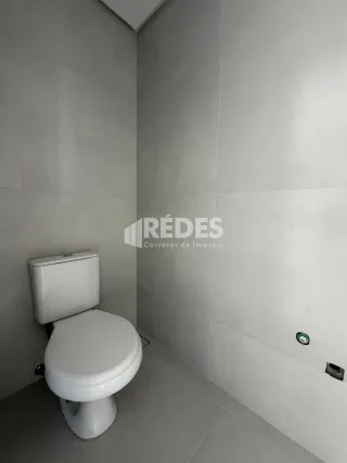 Foto de um banheiro com azulejos brancos.