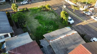 Vista aérea de um terreno com gramado e telhados de casas em Lajeado, Brasil.