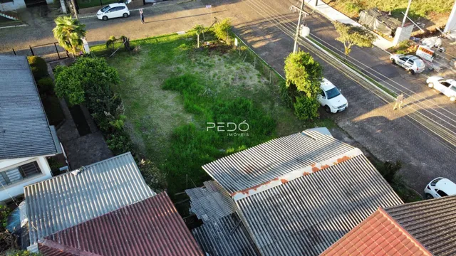 Vista aérea de um terreno com gramado e telhados de casas em Lajeado, Brasil.