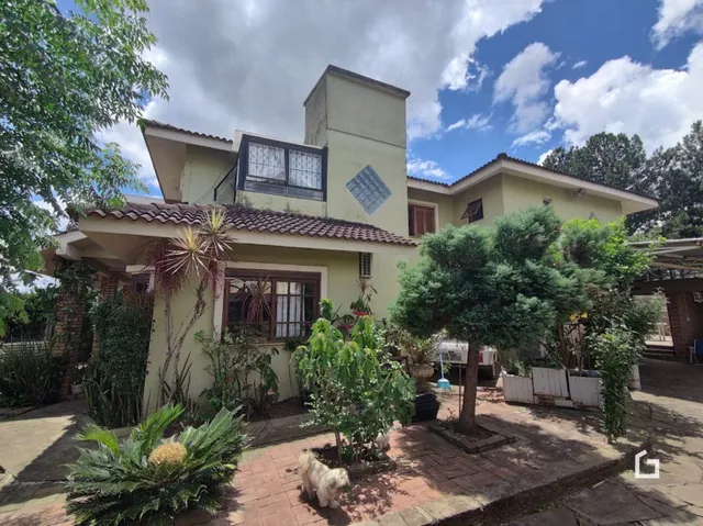 Fachada de uma casa em Lajeado, Brasil com jardim frontal.