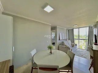 Foto de uma sala de jantar com mesa redonda em um imóvel no Brasil.